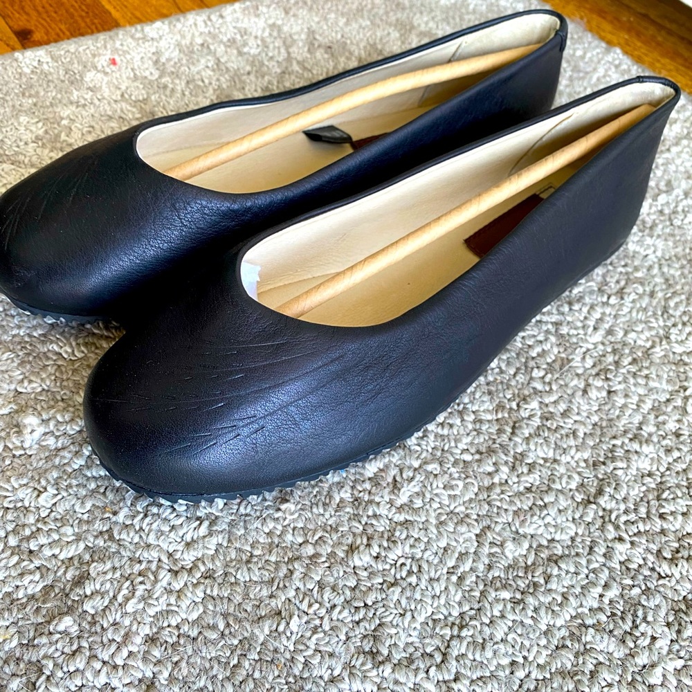 Manitobah black flats